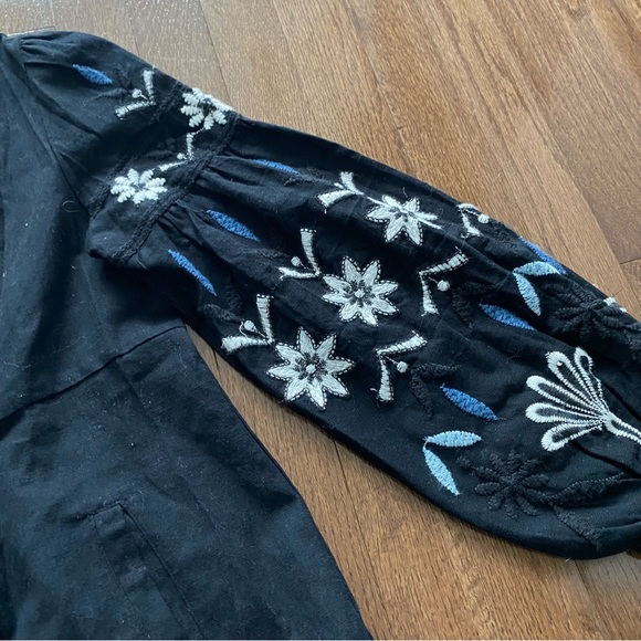 Zara black embroidered black top, white and blue embroidered floral pattern. XS - Picture 4 of 7